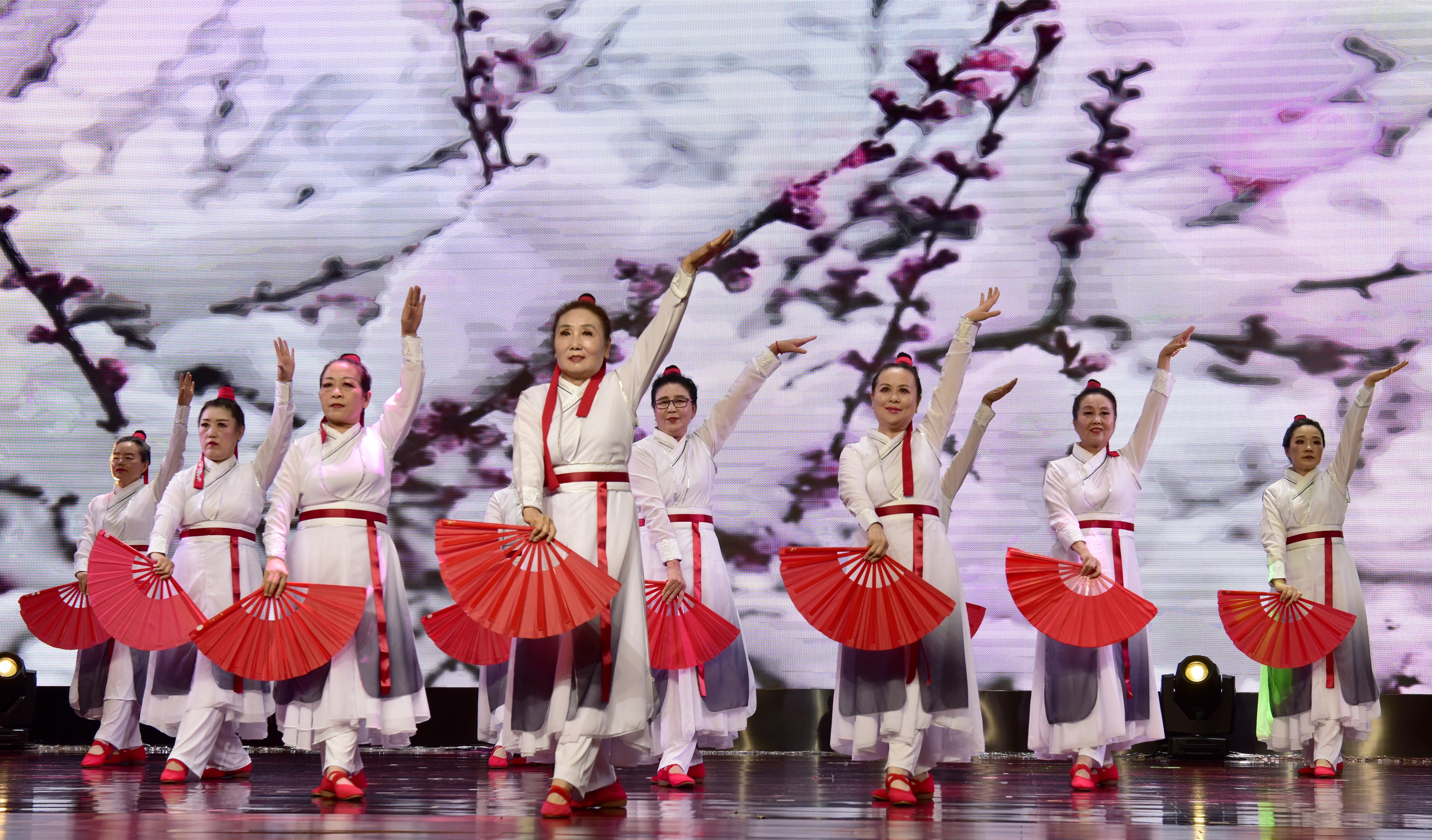 《梅花赋》表演：健身舞二年级2班