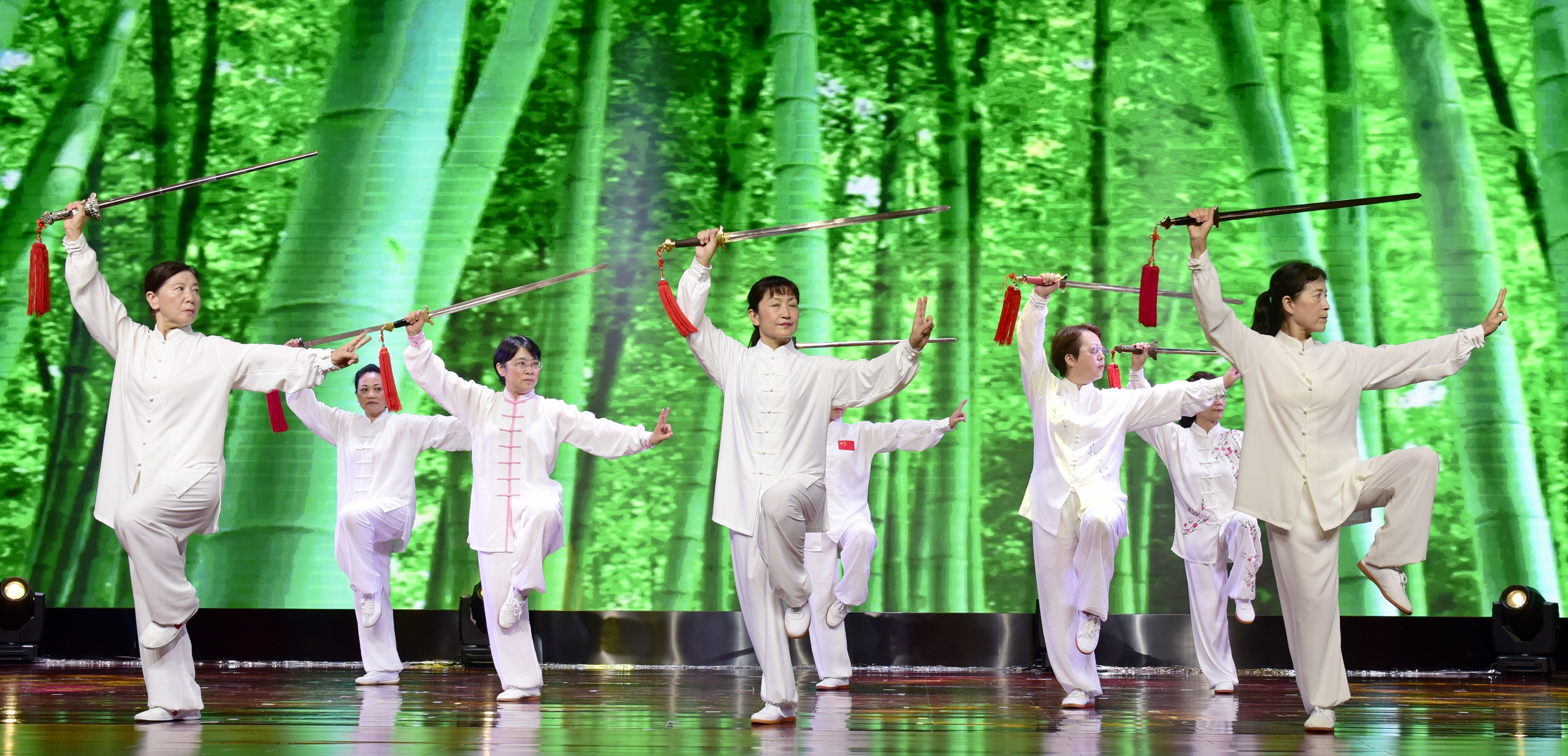 《32式太极剑》表演：32式太极剑1班2班合演
