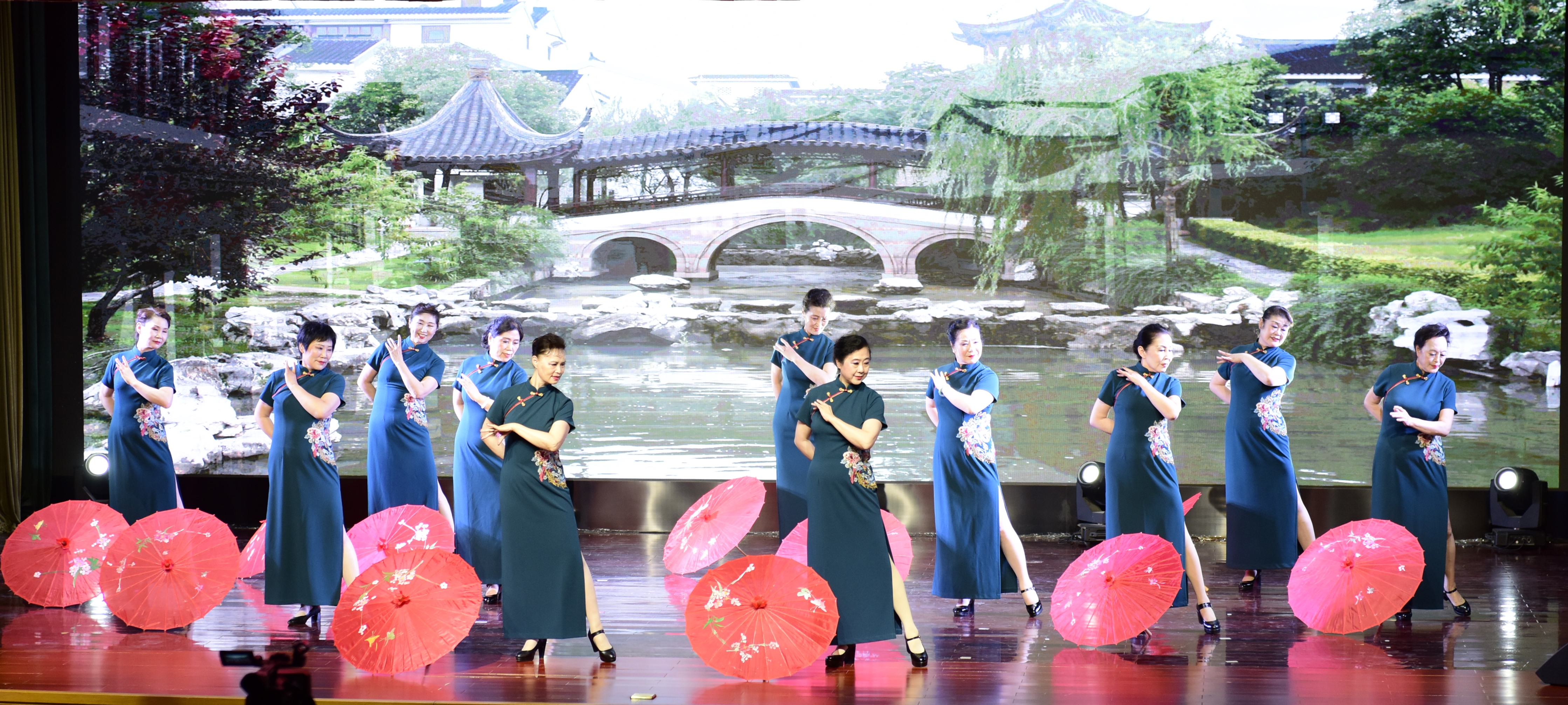 《水韵江南》  表演：服饰表演四年级02班