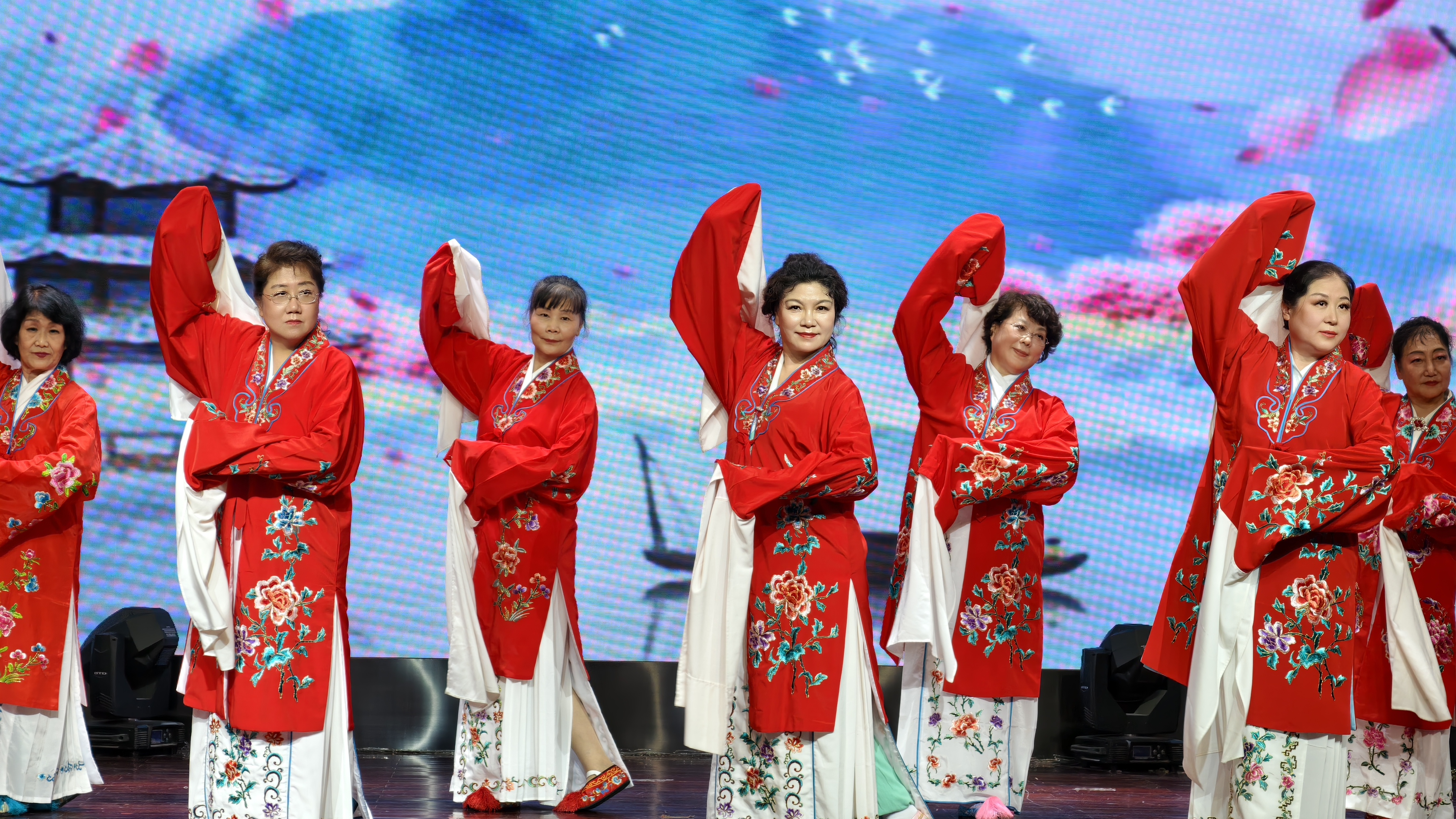 戏曲旦角身形表演  表演：戏曲旦角身形四年级班（戴隆武 摄）